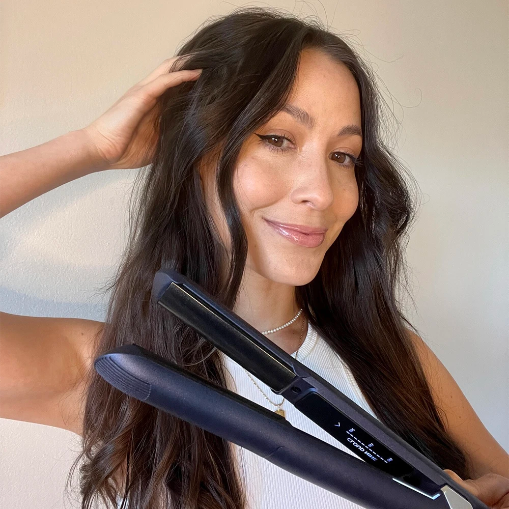 female influencer holding 2-in-1 Contouring Iron Pro in front of camera while putting her arm behind her head